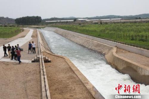 資料圖：大連應急供水工程出水口。　沈殿成 攝