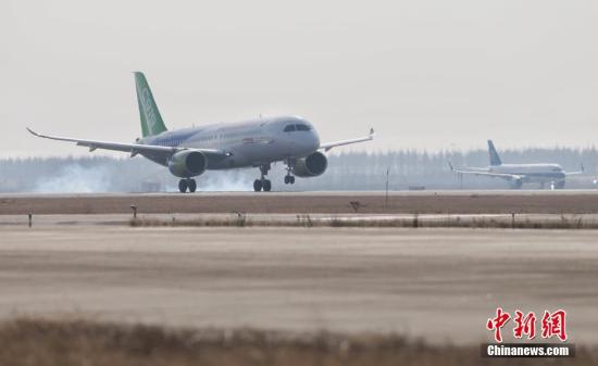 12月17日，上午10時34分，國產大型客機C919-10102架機在上海浦東機場第四跑道首次飛上藍天。 <a target='_blank' href='http://www.chinanews.com/'>中新社</a>記者 殷立勤 攝