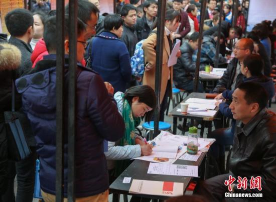 資料圖：在武漢市納杰人才市場招聘會上，擠滿了前來應聘的求職者。<a target='_blank' href='http://www.chinanews.com/'>中新社</a>記者 張暢 攝