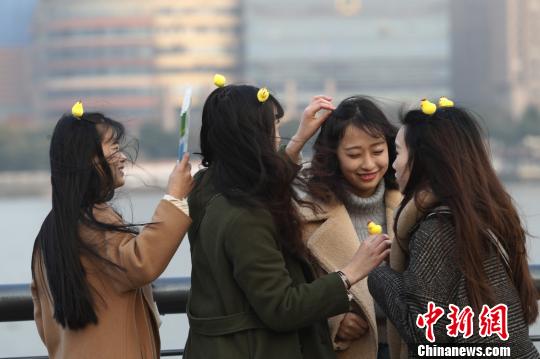 上海中心氣象臺掛出了大風(fēng)藍色預(yù)警，女孩們的頭發(fā)在風(fēng)中凌亂。　張亨偉 攝