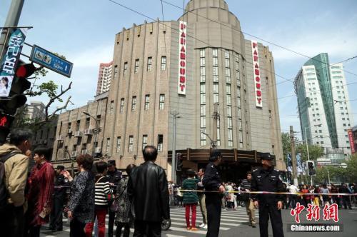 資料圖：今年4月，上海百樂門對外限時免費參觀，此舉引來眾多民眾排隊爭睹“遠東第一樂府”的風采。 中新社記者 湯彥俊 攝