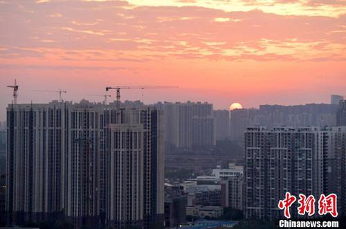 圖為成都城區一角太陽正從東方升起。<a target='_blank' href='http://www.chinanews.com/'>中新社</a>記者 劉忠俊 攝