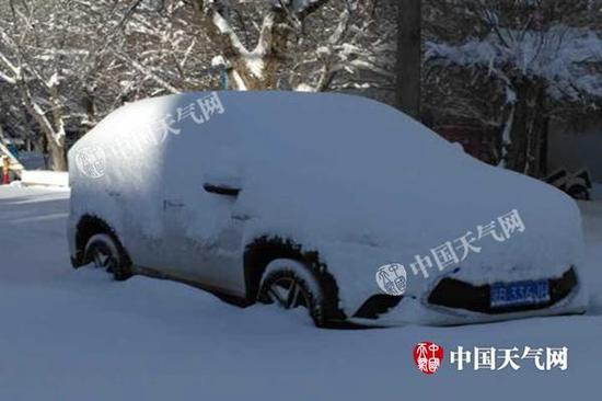 昨天上午，烏魯木齊積雪達36厘米，汽車輪胎被淹沒一半。（圖/葉春雷）