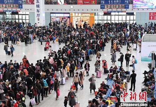 12月30日，出行的旅客在福州火車北站排隊候車。<a target='_blank' href='http://www.chinanews.com/'>中新社</a>記者 張斌 攝