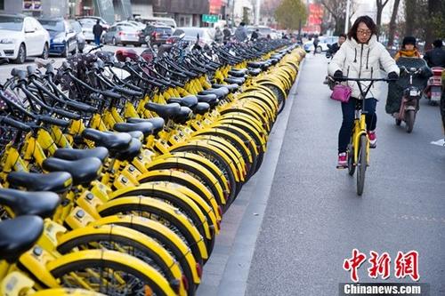 11月23日，山西太原，民眾正在使用共享單車(chē)。近期，中國(guó)多家共享單車(chē)企業(yè)相繼倒閉，大量用戶(hù)押金難以退回。當(dāng)日，中國(guó)交通運(yùn)輸部新聞發(fā)言人吳春耕在北京召開(kāi)的例行新聞發(fā)布會(huì)上表示，交通運(yùn)輸部高度重視，密切關(guān)注跟蹤有關(guān)情況，聯(lián)合地方運(yùn)輸部門(mén)以及地方政府，提前采取措施，防止出現(xiàn)相關(guān)風(fēng)險(xiǎn)。<a target='_blank' href='http://www.chinanews.com/'>中新社</a>記者 張?jiān)?攝