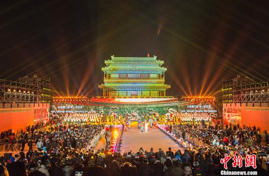 2018年1月1日，2018北京新年倒計時活動暨北京冰雪文化旅游節開幕式在北京永定門南廣場舉行。多國駐華使節、首都各行業的“北京榜樣”、北京旅游行業代表、中外游客、學生和市民代表共一千余人共同迎接新年的到來。永定門城樓屹立于北京中軸線的起點。這條被譽為北京古城靈魂和脊梁的中軸線，是世界上現存最長、最完整的古代城市軸線，既延續著歷史文脈，展現了古都風韻，又體現了現代文明的魅力，彰顯著首都風范。 <a target='_blank' href='http://www.chinanews.com/' >中新網</a>記者 富宇 攝