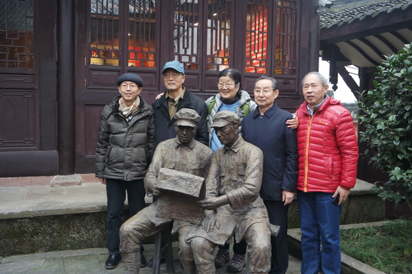 彭雪楓之子彭小楓，張愛萍將軍子女張翔、張小艾，范長江之子范蘇蘇、范小軍等在銅像前合影留念。