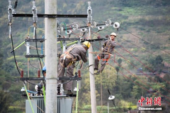 資料圖：供電公司電力工人正在對一處變壓器進行用電安全檢查。周毅 攝