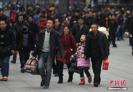 資料圖：春運臨近，重慶火車北站南廣場上大量的旅客踏上返鄉(xiāng)路。陳超 攝