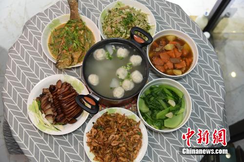 圖為李函儒家的年夜飯。 呂明 攝