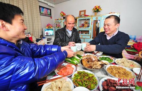 資料圖：除夕夜，遼寧省葫蘆島市民在家中與家人享受豐盛的年夜飯。<a target='_blank' href='http://www.chinanews.com/'>中新社</a>發 于海洋 攝