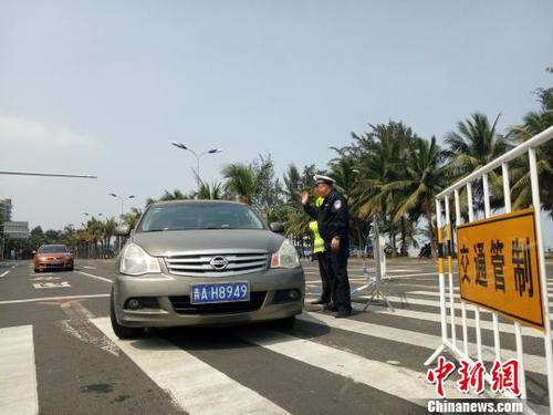 2月21日，海口濱海大道與永萬路路口，交警實行交通管制。　尹海明 攝