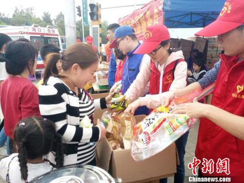 2月21日，海口新海港附近，志愿者為旅客發(fā)放食物。　尹海明 攝