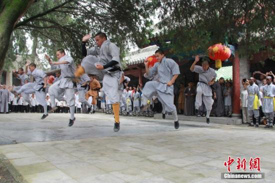 少林武僧進行武術表演。 李燕 攝