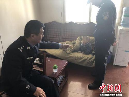 網上逃犯被抓獲民警輪流當“奶爸”照顧其孩子