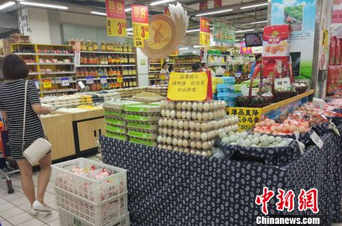 市民在超市里購物。<a target='_blank' href='http://www.chinanews.com/' >中新網</a>記者 李金磊 攝