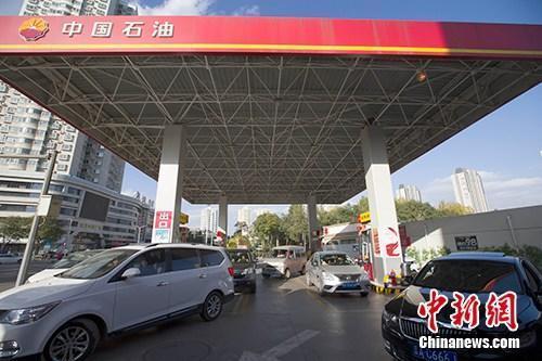 資料圖：車輛正在加油站加油。<a target='_blank' href='http://www.chinanews.com/'>中新社</a>記者 張云 攝