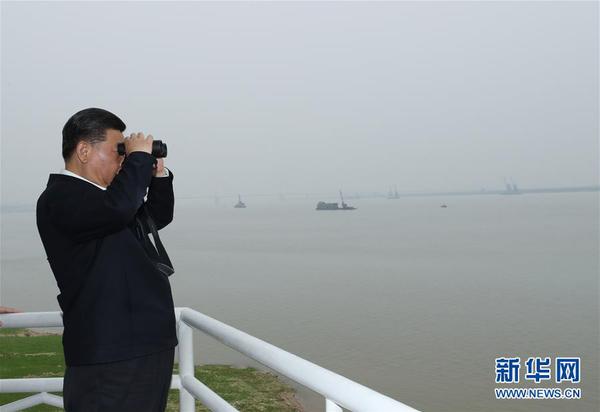 4月26日下午，中共中央總書記、國(guó)家主席、中央軍委主席習(xí)近平在武漢主持召開深入推動(dòng)長(zhǎng)江經(jīng)濟(jì)帶發(fā)展座談會(huì)并發(fā)表重要講話。這是座談會(huì)前，習(xí)近平于25日下午在岳陽(yáng)城陵磯水文站考察。3