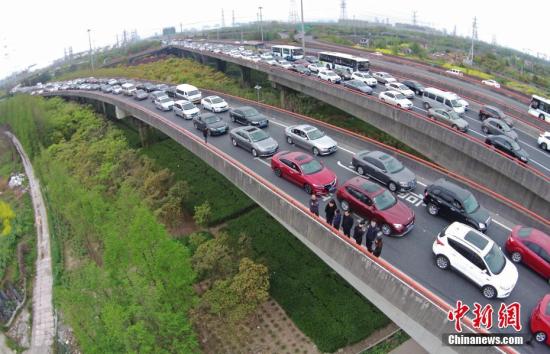 資料圖：高速路上的車流。 <a target='_blank' href='http://www.chinanews.com/'>中新社</a>記者 殷立勤 攝