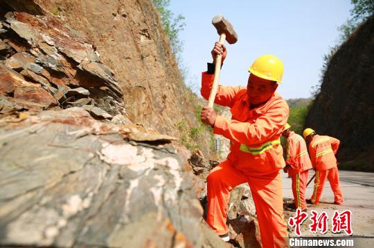 楊衛東帶領工友們正在清理落石。　劉繼東 攝