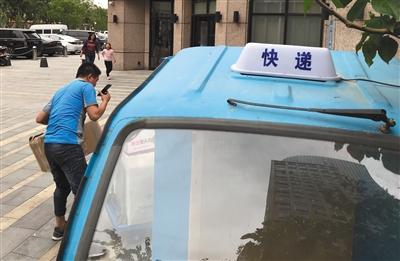  5月5日，北京亦莊，一輛快遞三輪車上安裝了寫有“快遞”字樣的專用燈。新京報記者 吳江 攝