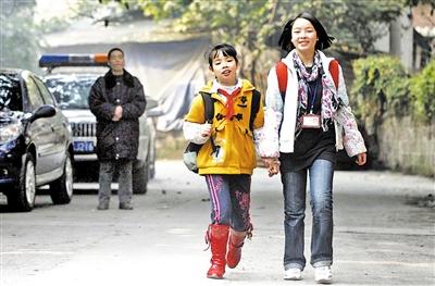 2009年12月，在馮邦武的目送下，兩姐妹高高興興去上學(xué)，她們已在重慶生活了近一年。何熠 攝