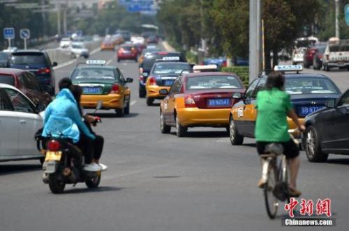 資料圖：行駛在路上的各種出租車。<a target='_blank' href='http://www.chinanews.com/' >中新網</a>記者 金碩 攝