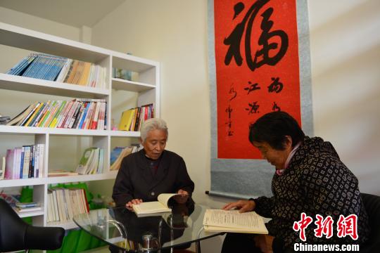 圖為兩位老年人正在日間照料中心閱讀書籍。資料圖 丁洪 攝