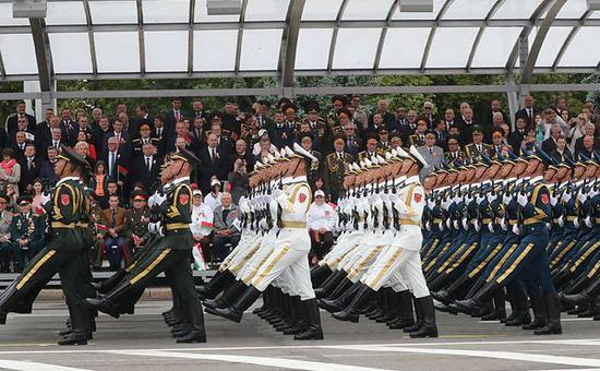 ▲中國(guó)人民解放軍儀仗隊(duì)參與白俄羅斯獨(dú)立日閱兵儀式。