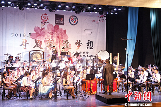 兩岸樂團同臺演奏《花好月圓》。 <a target='_blank' href='http://www.chinanews.com/'>中新社</a>記者 陳小愿 攝