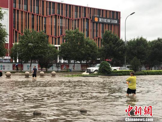 圖為24日上午河北廊坊市區街頭積水嚴重?！∷蚊魸?攝