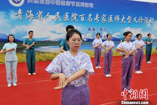 圖為醫務人員演示《洗手舞》。　朱建軍 攝