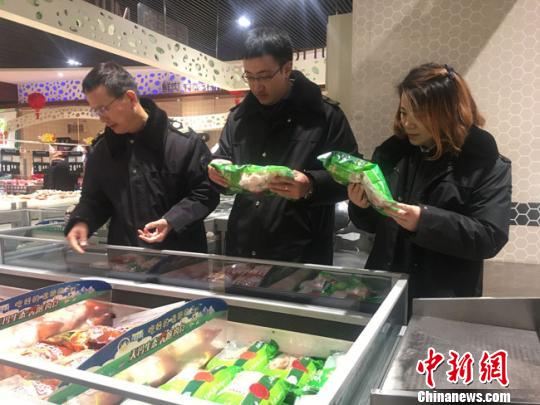 2018年2月，蘭州市食藥所工作人員對轄區春節前食品安全監管工作進行實地檢查、調研。(資料圖) 張婧 攝