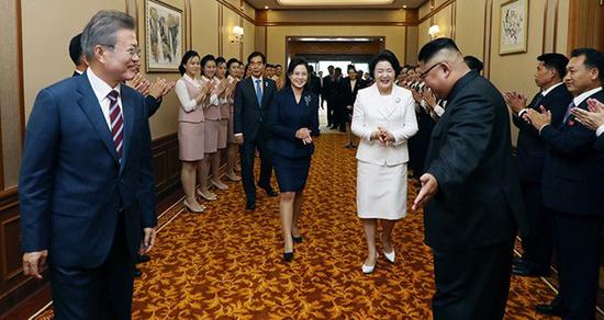 金正恩做女士優(yōu)先手勢顯國際范 展示正常化朝鮮