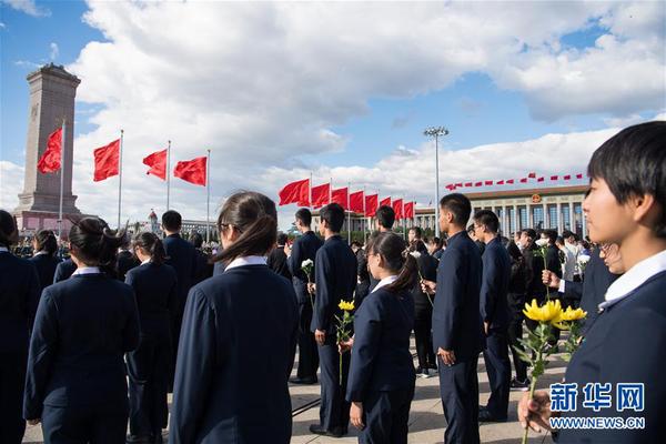 9月30日，烈士紀念日向人民英雄敬獻花籃儀式在北京天安門廣場隆重舉行。 新華社記者翟健嵐 攝