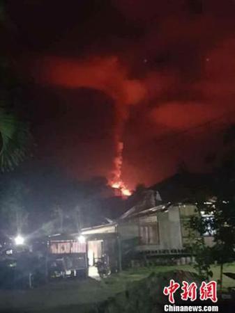 10月3日，位于印尼北蘇拉威西省的索普坦火山(Soputan)持續噴發，其火山灰和濃煙高達6000米，印尼當局將其警戒級別提升為三級。印尼抗災署供圖