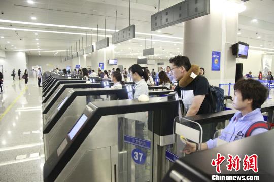 逾三成出入境旅客享受到“10秒快速通關”的便利?！≤窡?攝