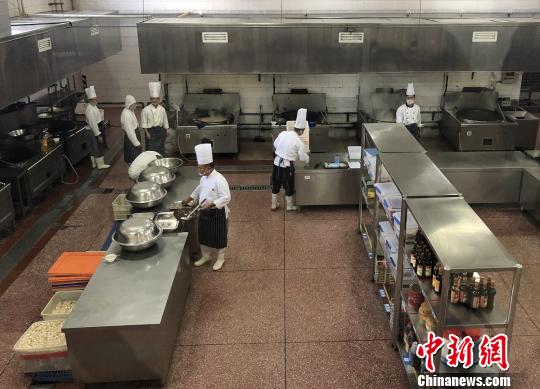 北京市食品藥品監管局赴集體用餐配送單位進行食品安全專項檢查。北京市食藥監局供圖