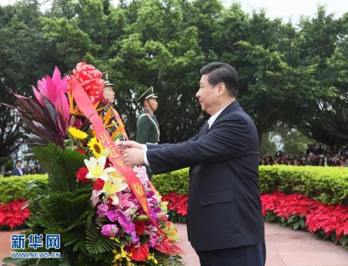 資料圖：2012年12月7日至11日，時任中共中央總書記、中央軍委主席習近平在廣東省考察工作。這是習近平在深圳蓮花山公園向鄧小平銅像敬獻花籃。蘭紅光 攝 圖片來源：新華網