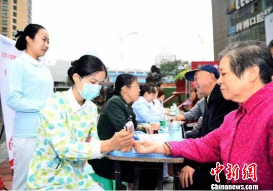 圖為重慶市陸軍軍醫大學新橋醫院舉行“戰勝卒中 再立人生”科普公益行動?！≡?攝