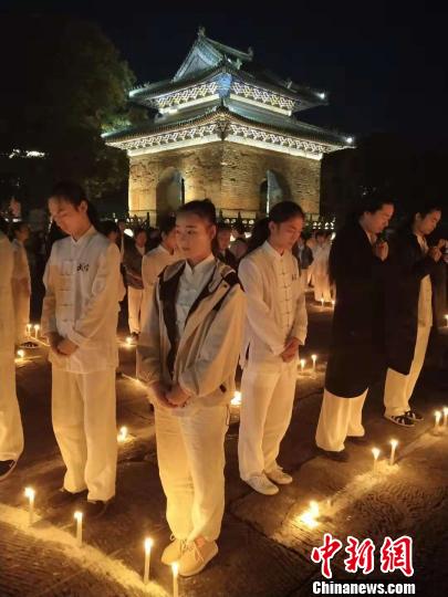 武當弟子及武當武術愛好者致敬一代武俠小說泰斗金庸先生 馮開春 攝