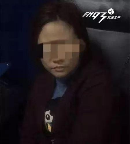 女子家中藏17個(gè)打火機(jī)走路扭捏作態(tài) 一查有問題