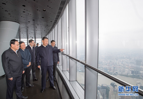 　11月6日，中共中央總書記、國家主席、中央軍委主席習近平在上海考察。這是習近平在上海中心大廈119層觀光廳俯瞰上海城市風貌。 新華社記者 李學仁 攝