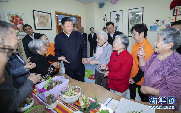 11月6日，中共中央總書記、國家主席、中央軍委主席習(xí)近平在上海考察。這是習(xí)近平在虹口區(qū)市民驛站嘉興路街道第一分站托老所同老年居民親切交談。 新華社記者 李濤 攝