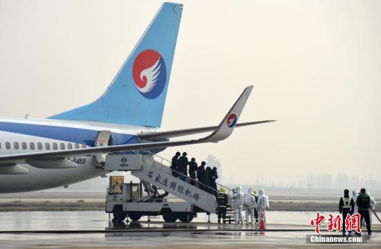 11月16日，由石家莊正定國際機場、民航河北空管分局、河北航空有限公司等聯(lián)合舉行的反恐暨應(yīng)急救援綜合演練活動拉開帷幕。本次演練以被劫持航班緊急備降石家莊機場，落地后爆炸起火為背景，現(xiàn)場開展緊急出動、消防滅火、醫(yī)療急救等9個科目的演練。通過該實戰(zhàn)演練，著力提升機場應(yīng)急救援能力。圖為“劫機者”被押下飛機。<a target='_blank' href='http://www.chinanews.com/'>中新社</a>記者 翟羽佳 攝