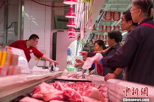 資料圖：民眾購買豬肉。 <a target='_blank' href='http://www.chinanews.com/'>中新社</a>記者 張云 攝