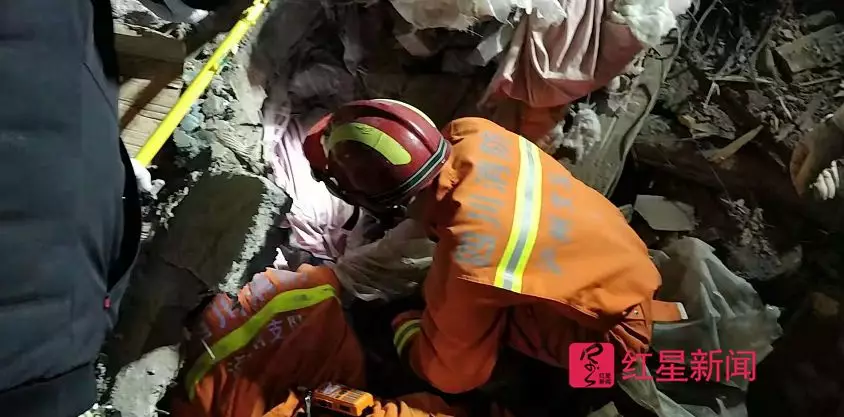 直擊四川滑坡雨夜大救援：像剝洋蔥一樣剝離廢墟