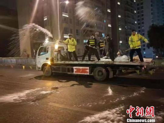 貴州遭遇凝凍致多路段結冰交警24小時不間斷巡路抗凝