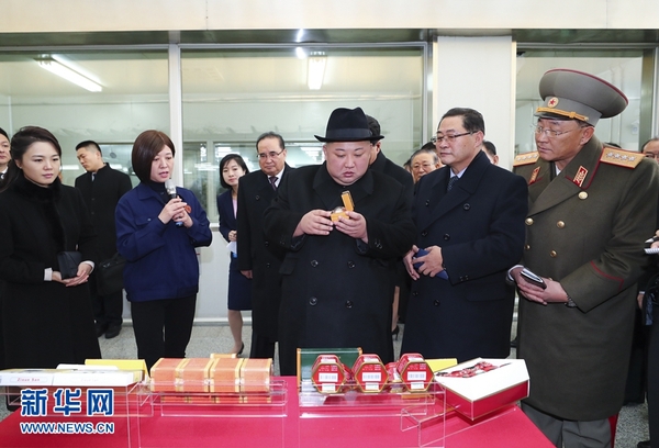 1月8日，中共中央總書記、國家主席習近平同當日抵京的朝鮮勞動黨委員長、國務(wù)委員會委員長金正恩舉行會談。這是1月9日，金正恩參觀北京同仁堂股份有限公司同仁堂制藥廠亦莊分廠，實地考察有關(guān)傳統(tǒng)工藝及現(xiàn)代化中藥加工生產(chǎn)線。