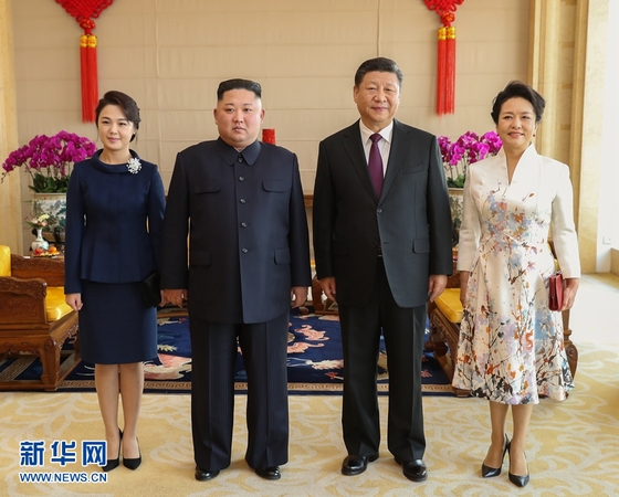 1月8日，中共中央總書記、國家主席習近平同當日抵京的朝鮮勞動黨委員長、國務委員會委員長金正恩舉行會談。1月9日，習近平在北京飯店會見金正恩。這是習近平和夫人彭麗媛同金正恩和夫人李雪主合影。